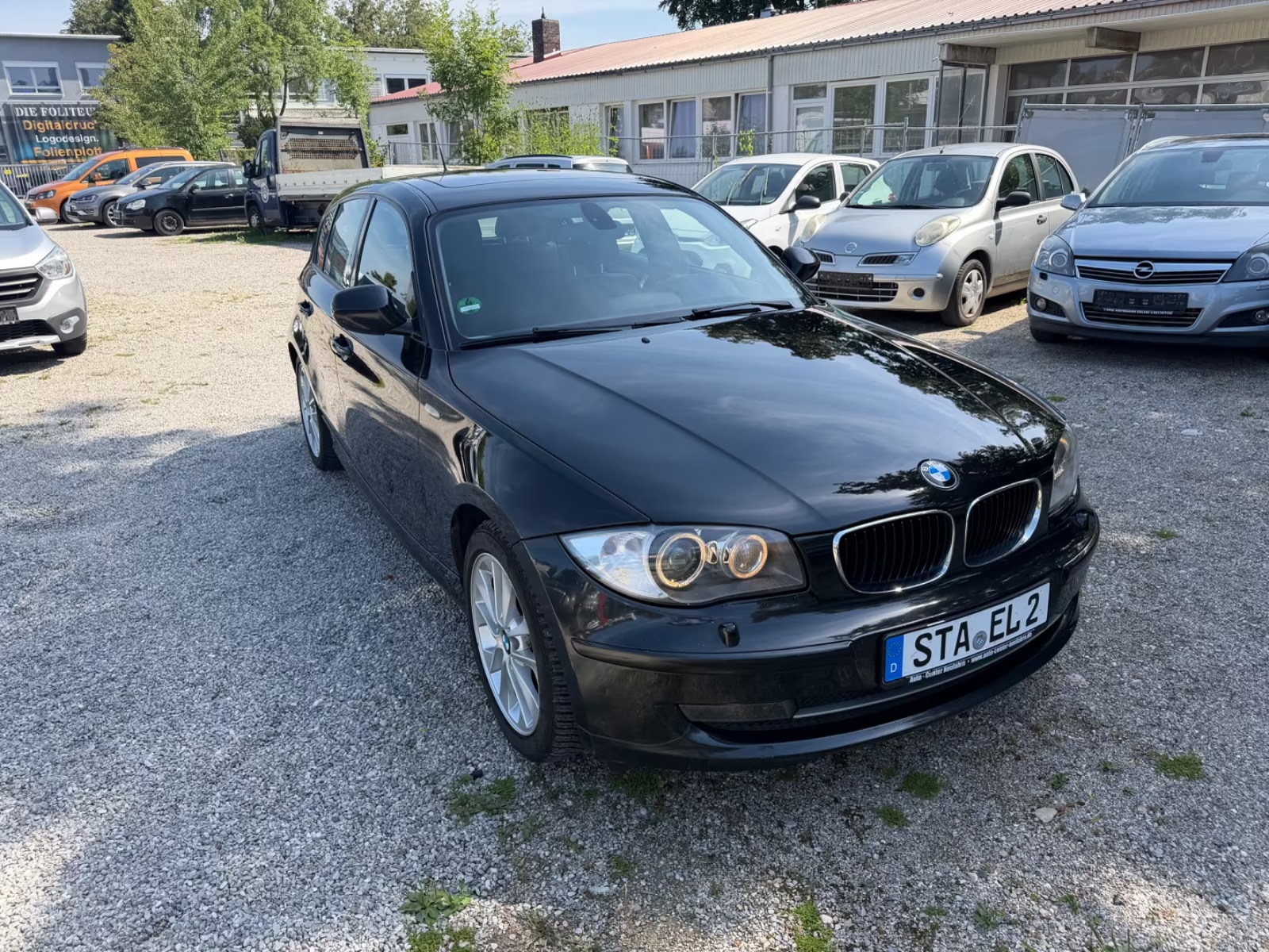 Fahrzeugübergabe mit Garantieurkunde