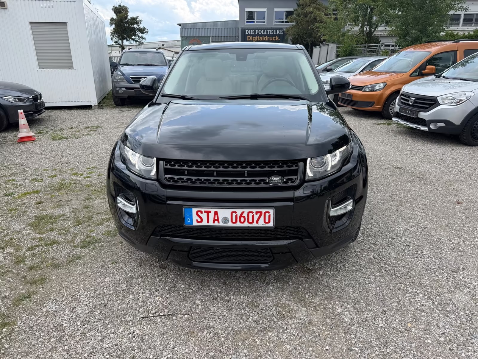 Fahrzeuge auf dem Hof des Autohaus Kelmer